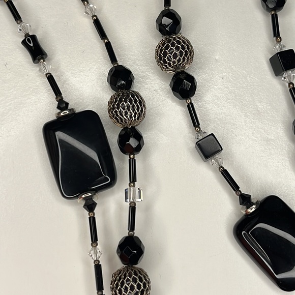 Black and crystal glass king beaded necklace. Unknown brand. - Picture 2 of 5